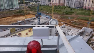 Виденаблюдение с крыши высотки за строительством гимназии