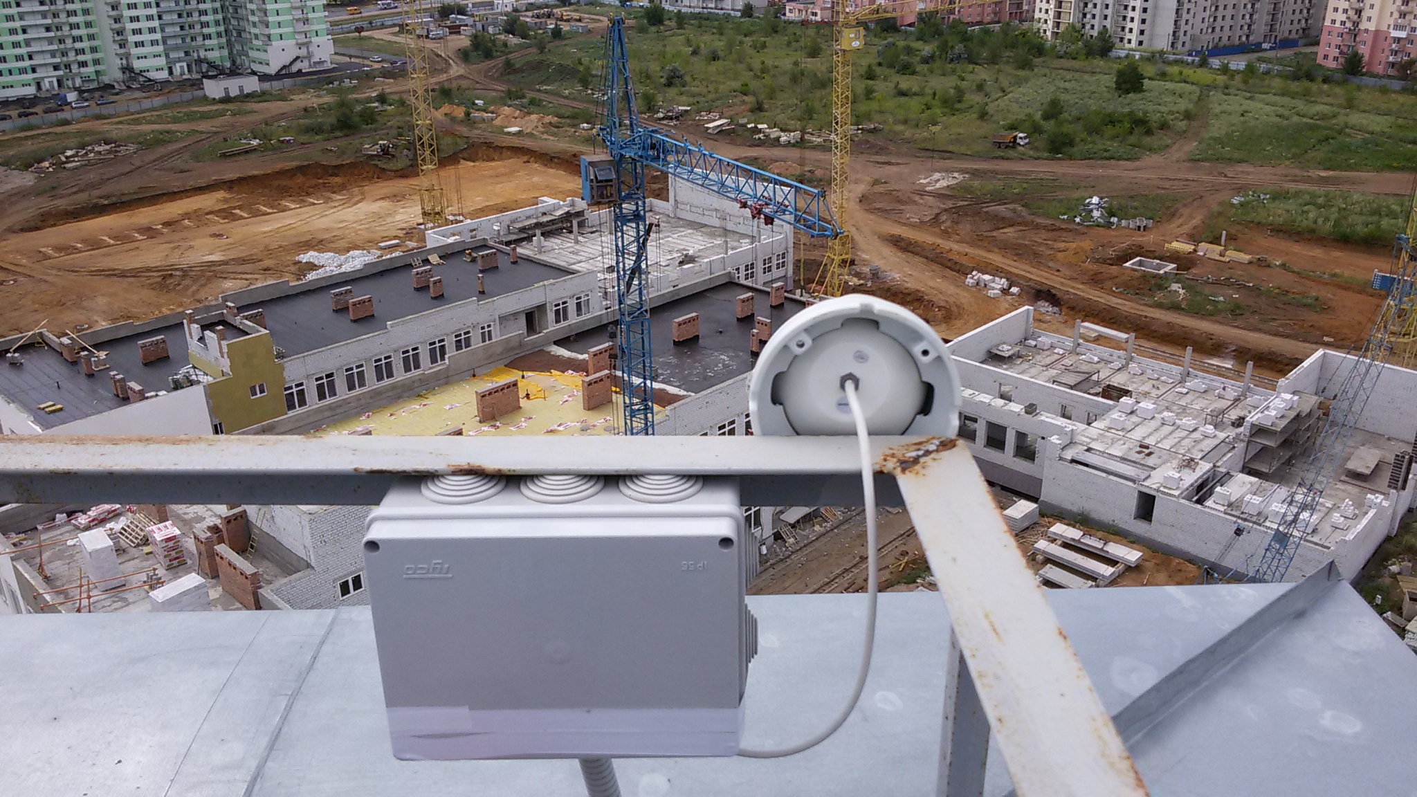 Видеонаблюдение за стройплощадкой с крыши многоэтажки камера на крыше